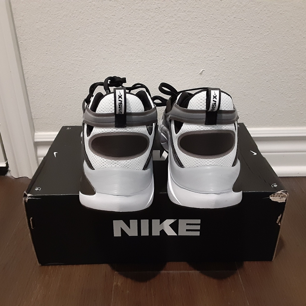 Nike - Picture 3 of 4